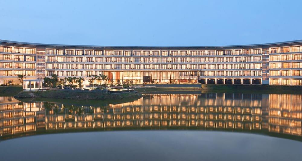 Hotel Santika Premiere Bandara 4*
